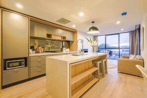 New Deshon, Designer 1 bedroom Apartment | Private kitchen | Full-sized fridge, microwave, oven, stovetop - Homely Apartment at Woolloongabba (Woolloongabba)
