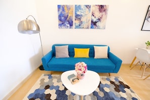 Appartement, 2 chambres, vue sur la montagne | Aire de séjour | Téléviseur ACL