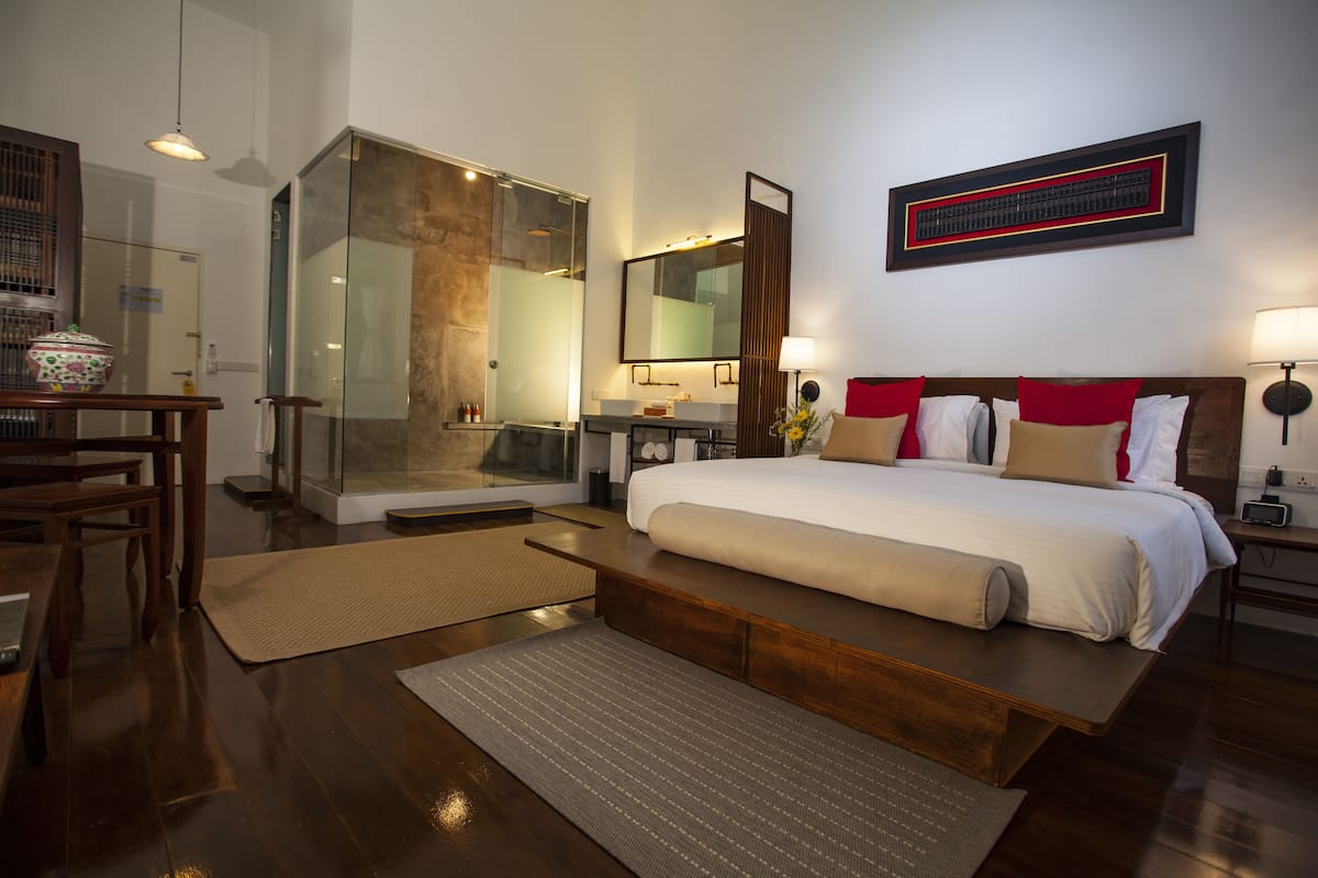 clans master room | in-room safe, individually decorated, individually furnished