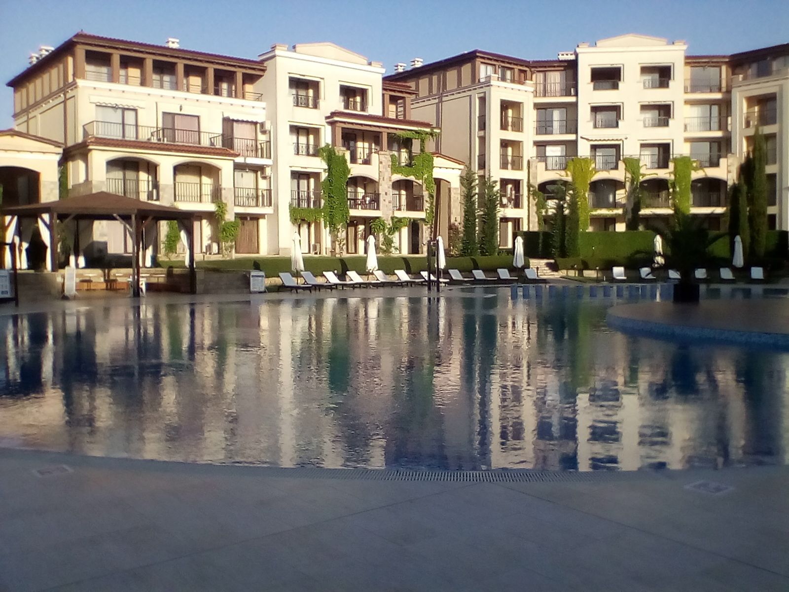 Una piscina al aire libre de temporada
