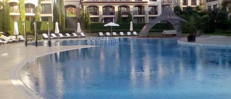 Una piscina al aire libre de temporada