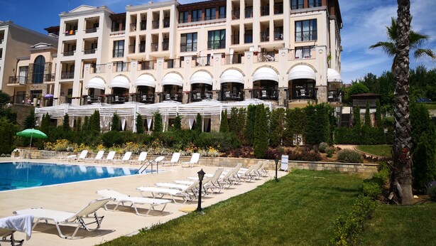 A hotel with a pool, sun loungers, and a garden. - Paradise Gardens & Dunes Hotel (Sozopol)