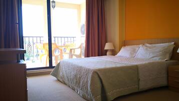 Habitación cuádruple familiar, 1 habitación | Cunas gratuitas, camas supletorias gratuitas, wifi gratis y ropa de cama