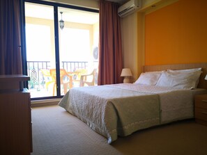 Neljän hengen perhehuone, 1 makuuhuone | Ilmaiset vauvansängyt, ilmaiset lisävuoteet, ilmainen Wi-Fi