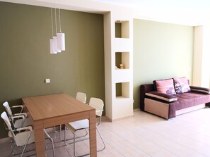 Neljän hengen perhehuone, 1 makuuhuone | Olohuone | Taulutelevisio