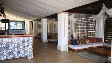 Desayuno buffet (EUR 8 por persona)