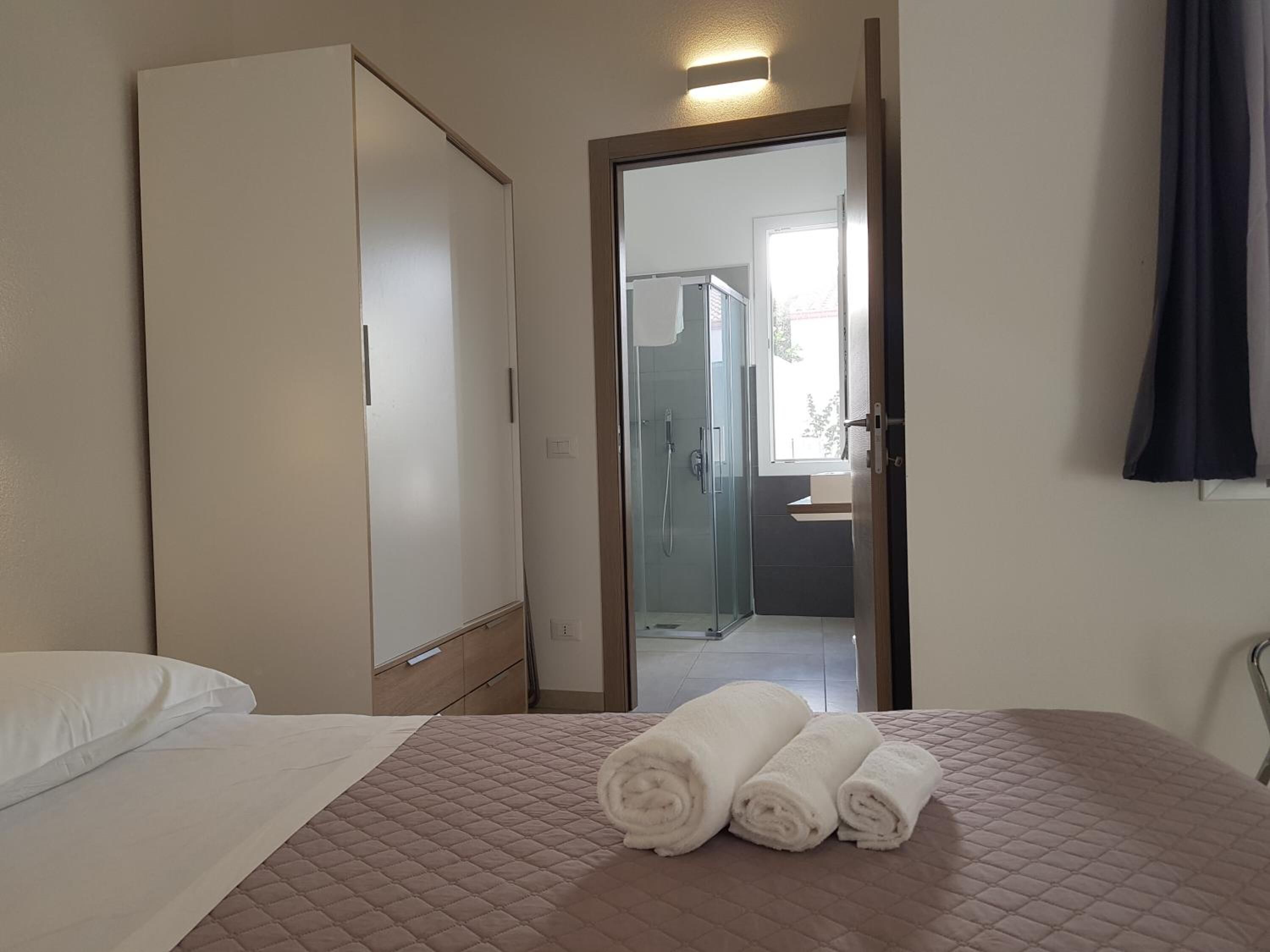 Bureau, chambres insonorisées, Wi-Fi gratuit, draps fournis