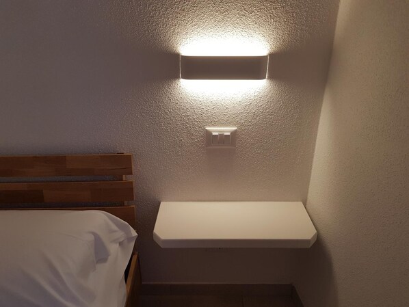 Desk, soundproofing, free WiFi, bed sheets