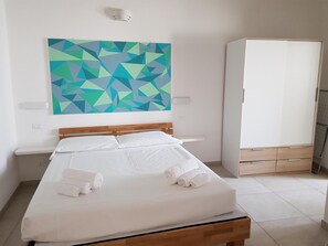 Desk, soundproofing, free WiFi, bed sheets - B.Sinis (Cabras)