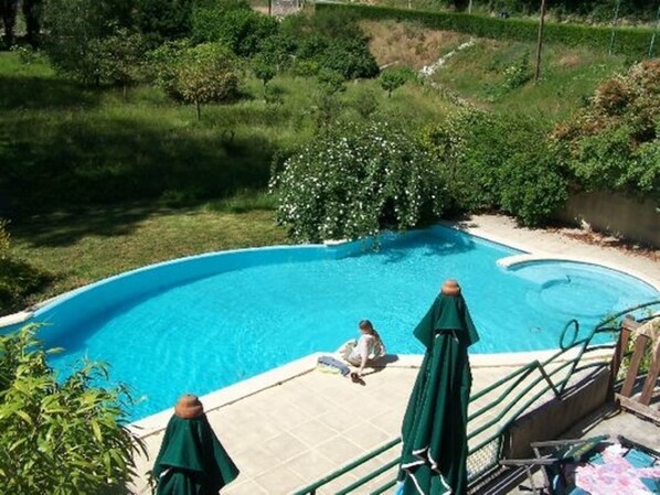 Una piscina al aire libre de temporada