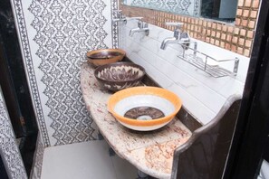 Phòng tập thể (18 Bed with AC) | Phòng tắm | Buồng tắm vòi sen, đồ dùng nhà tắm miễn phí 