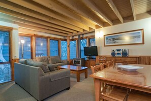 Family Chalet, 2 Bedrooms, Fireplace, Mountainside | Living area