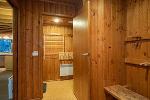 Family Chalet, 2 Bedrooms, Fireplace, Mountainside