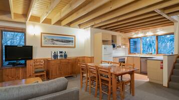 Family Chalet, 2 Bedrooms, Fireplace, Mountainside | Ruang tamu | 36 inci televisyen LED dengan satelit, TV, pendiangan