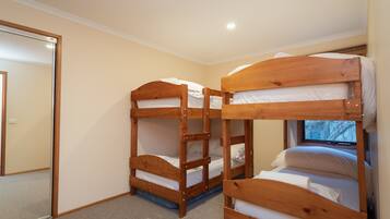 Chalet Keluarga, 2 kamar tidur, perapian, tepi gunung | 2 kamar tidur, tirai kedap cahaya, dan setrika/meja setrika