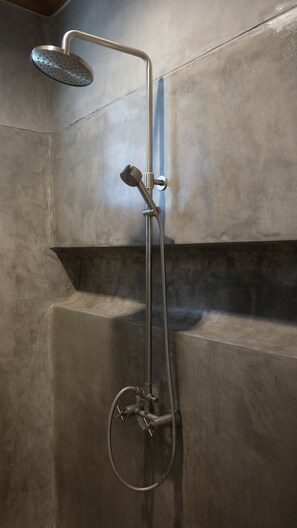 Deluxe Suite  | Bathroom shower