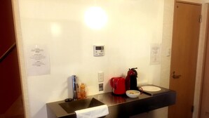 Maison | Cuisine privée | Cafétière à espresso, cafetière-théière, réfrigérateur