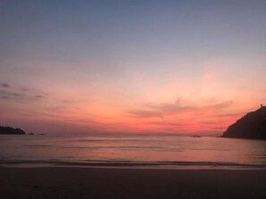 On the beach, white sand, beach bar - Goldkey Bungalow (Ranong)