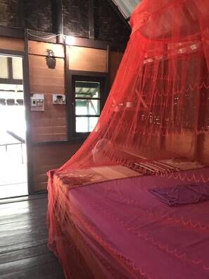 办公桌、免费 WiFi