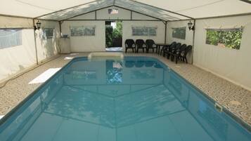 Innenpool, Außenpool (je nach Saison geöffnet)