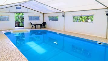 Piscina coperta, piscina stagionale all'aperto