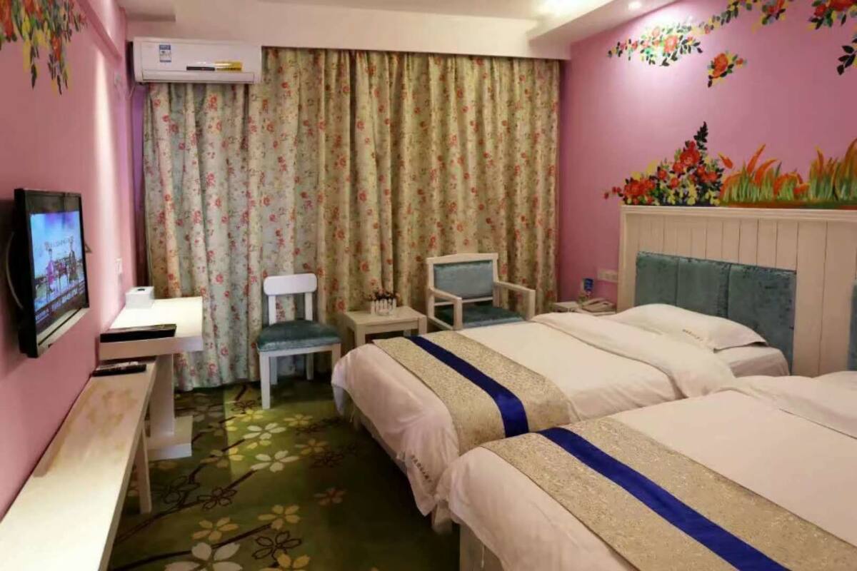 Desk, rollaway beds, free WiFi