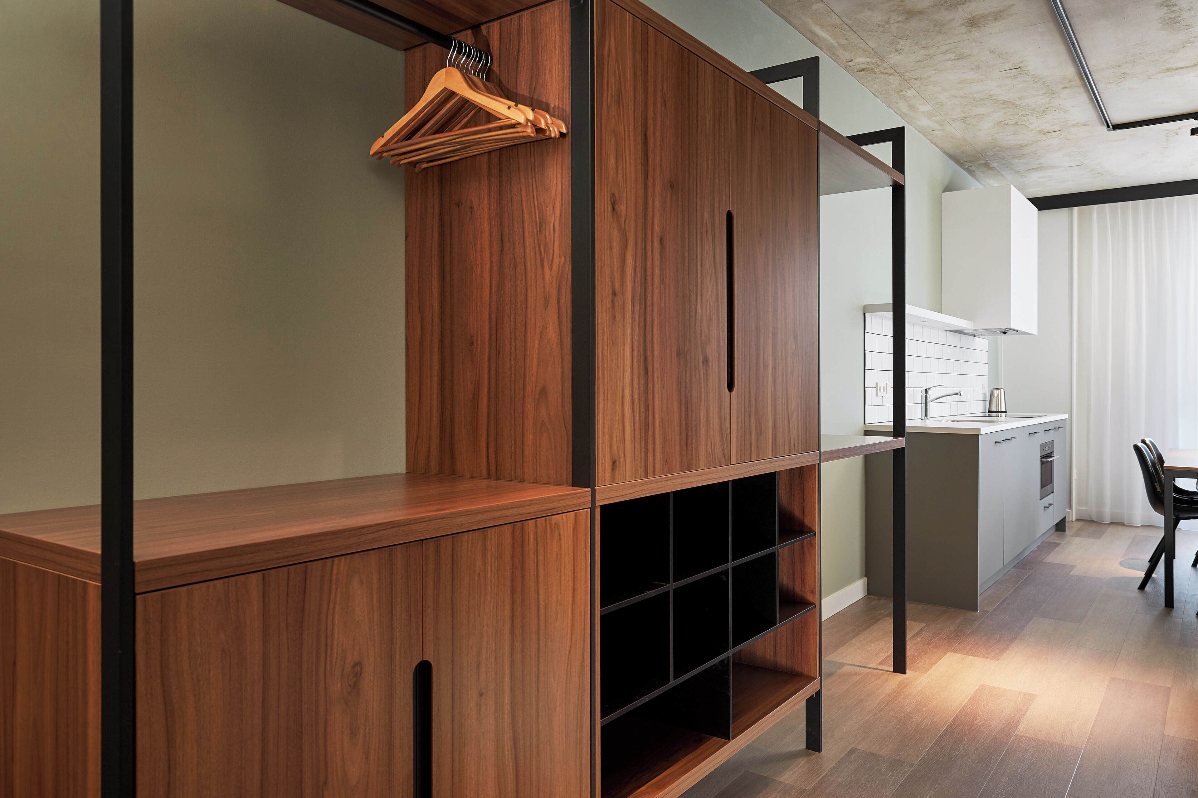 Een moderne keuken met houten kastjes en een inbouw eiland.