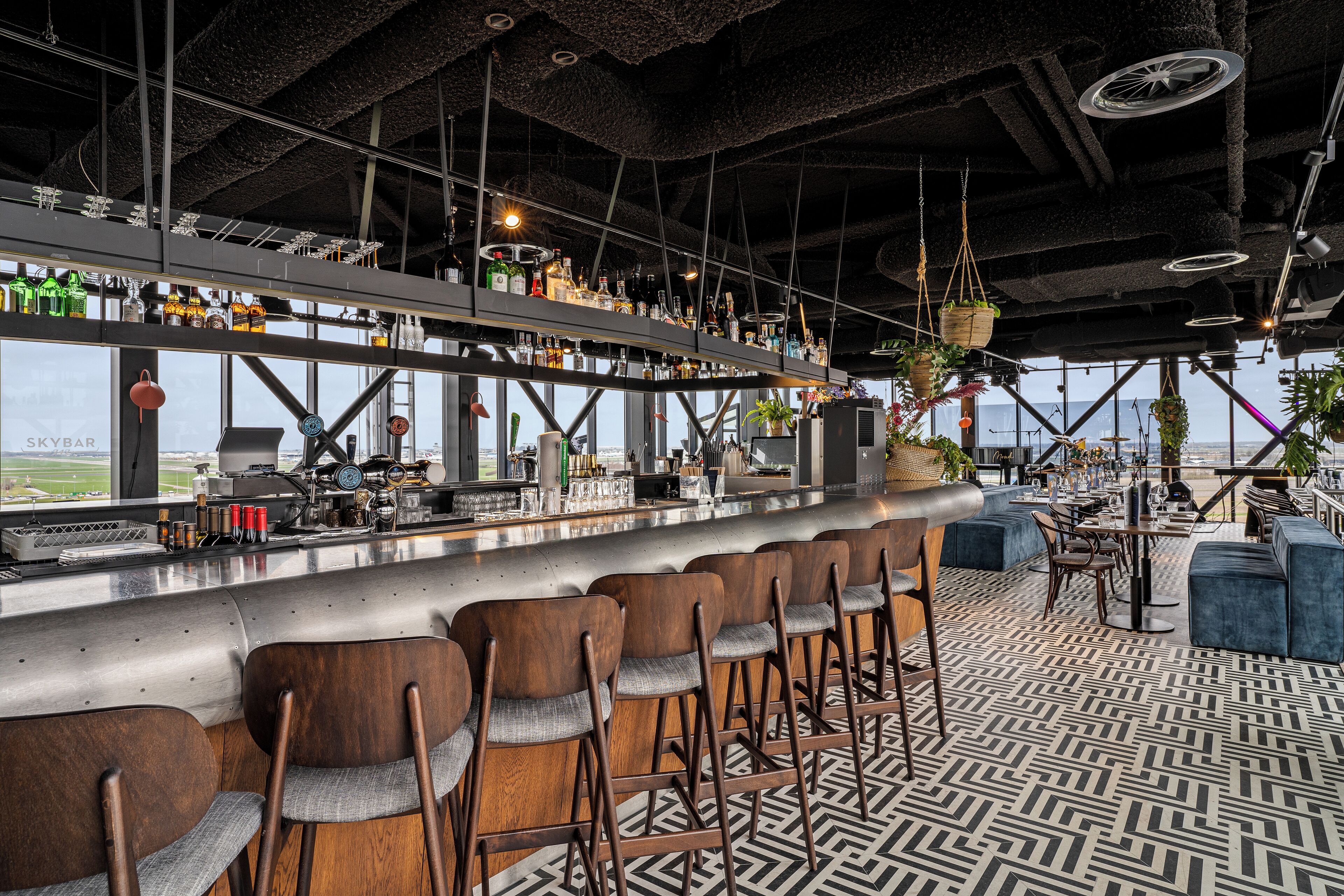 2 bars/lounges, lobbylounge, bar met dakterras