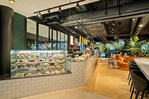 2 restaurants, serveren lunch