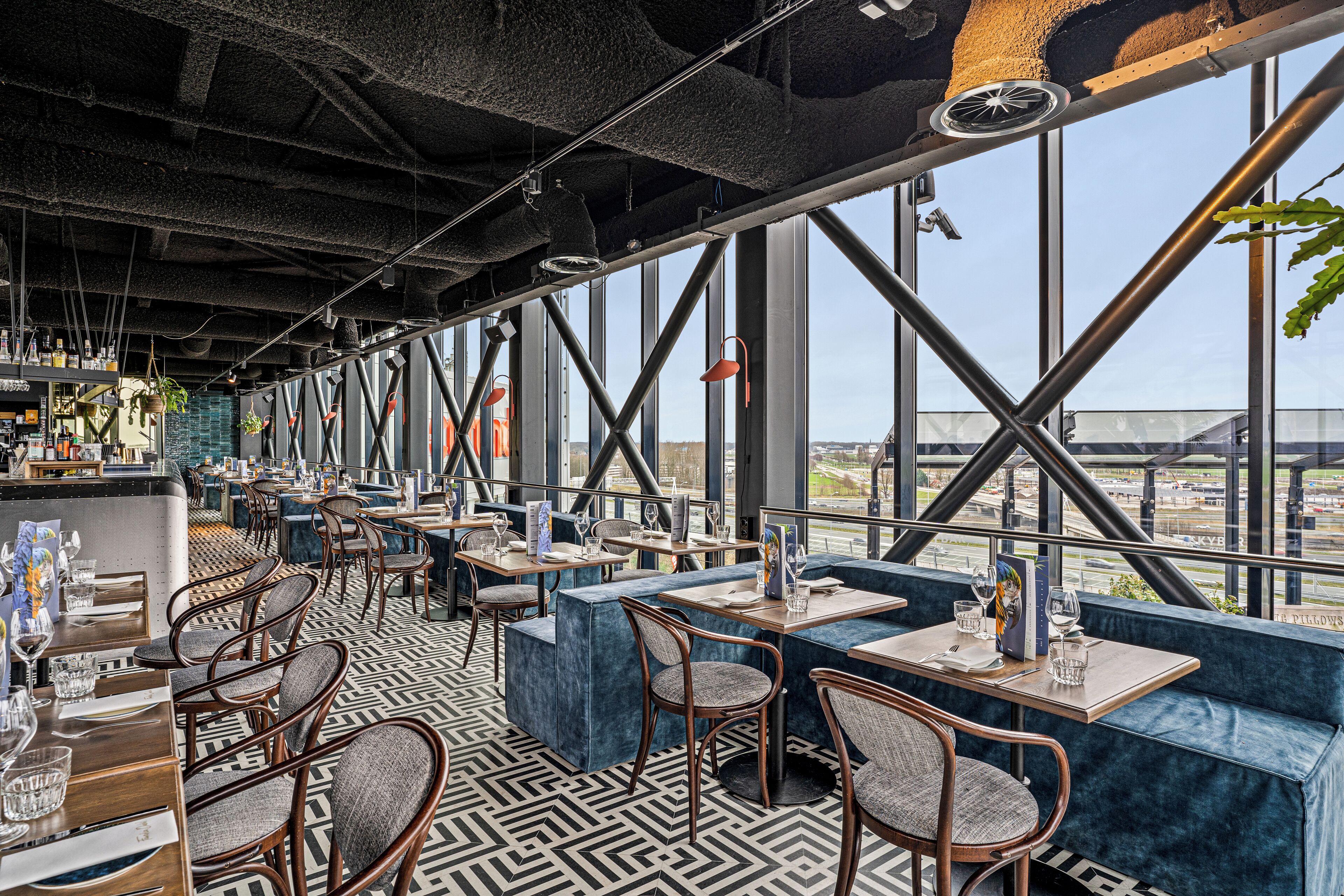 2 bars/lounges, lobby lounge, rooftop bar