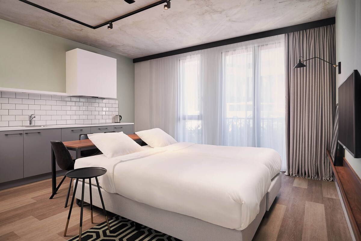 urban quad room | in-room safe, desk, laptop workspace, soundproofing