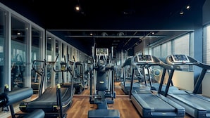 A modern gym with treadmills, elliptical machines, and free weights. - Corendon Urban Amsterdam Schiphol Airport Hotel (Badhoevedorp)