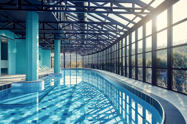 Kolam renang indoor