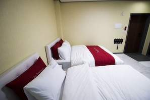 Habitación triple | Ropa de cama de alta calidad, minibar, cortinas opacas y wifi