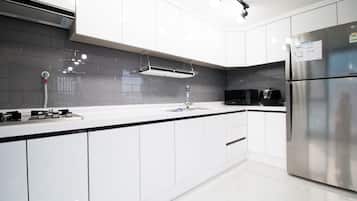 Family Duplex, 3 Bedrooms | Private kitchen