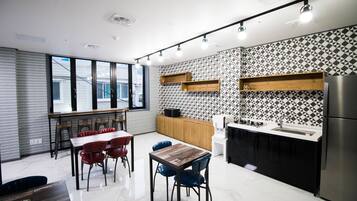 Se ofrece un desayuno autoservicio (5000 KRW por persona)