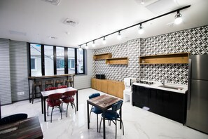 Se ofrece un desayuno autoservicio (5000 KRW por persona)