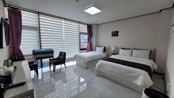 Habitación triple | Ropa de cama de alta calidad, minibar, cortinas opacas y wifi