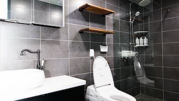 Familien-Maisonette, 3 Schlafzimmer | Badezimmer | Dusche, Regendusche, kostenlose Toilettenartikel, Haartrockner
