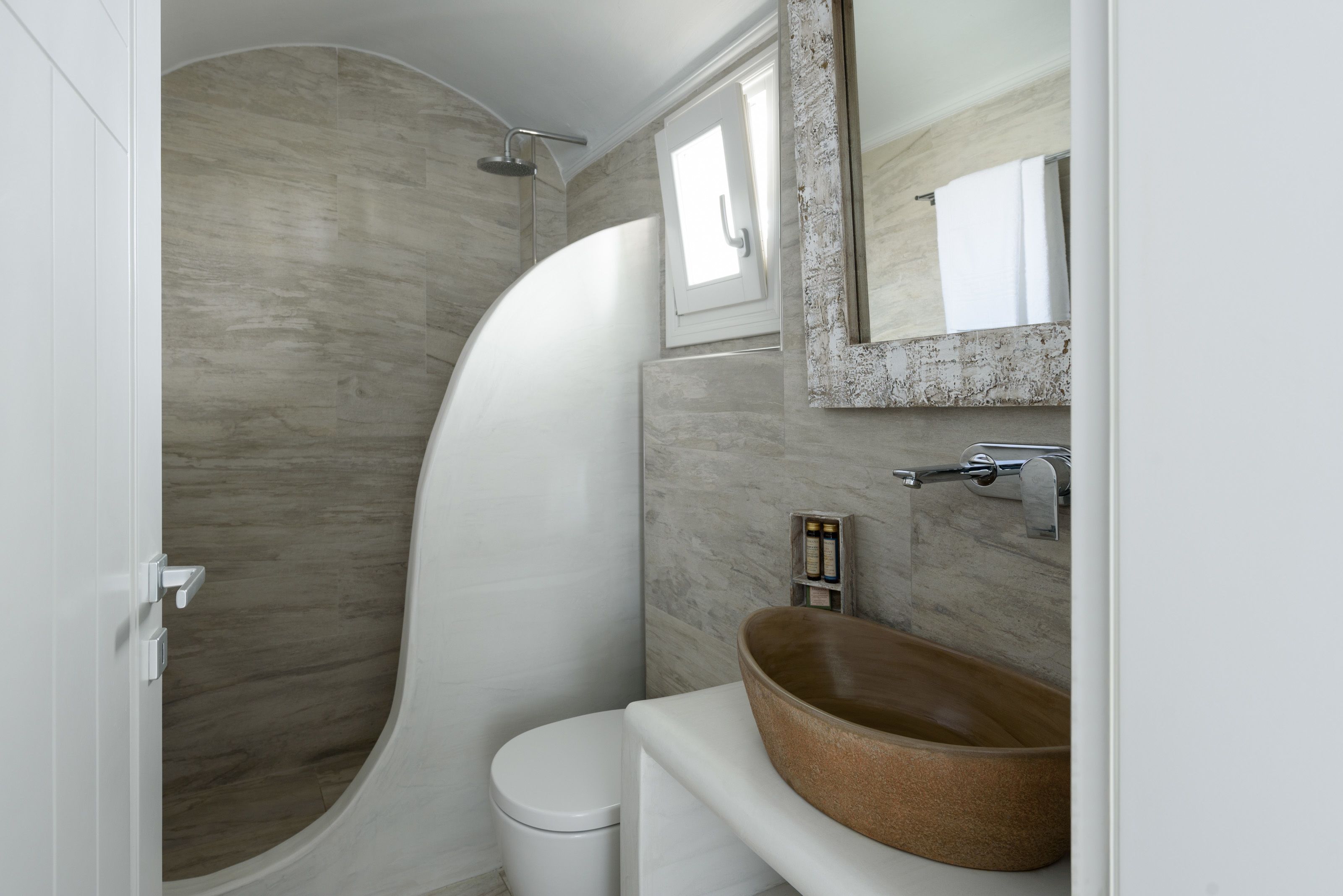 superior double room (upper floor) | bathroom | shower, rainfall showerhead, free toiletries, hair dryer