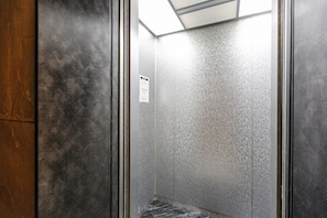 獨立浴缸和淋浴設備、免費盥洗用品、吹風機、拖鞋