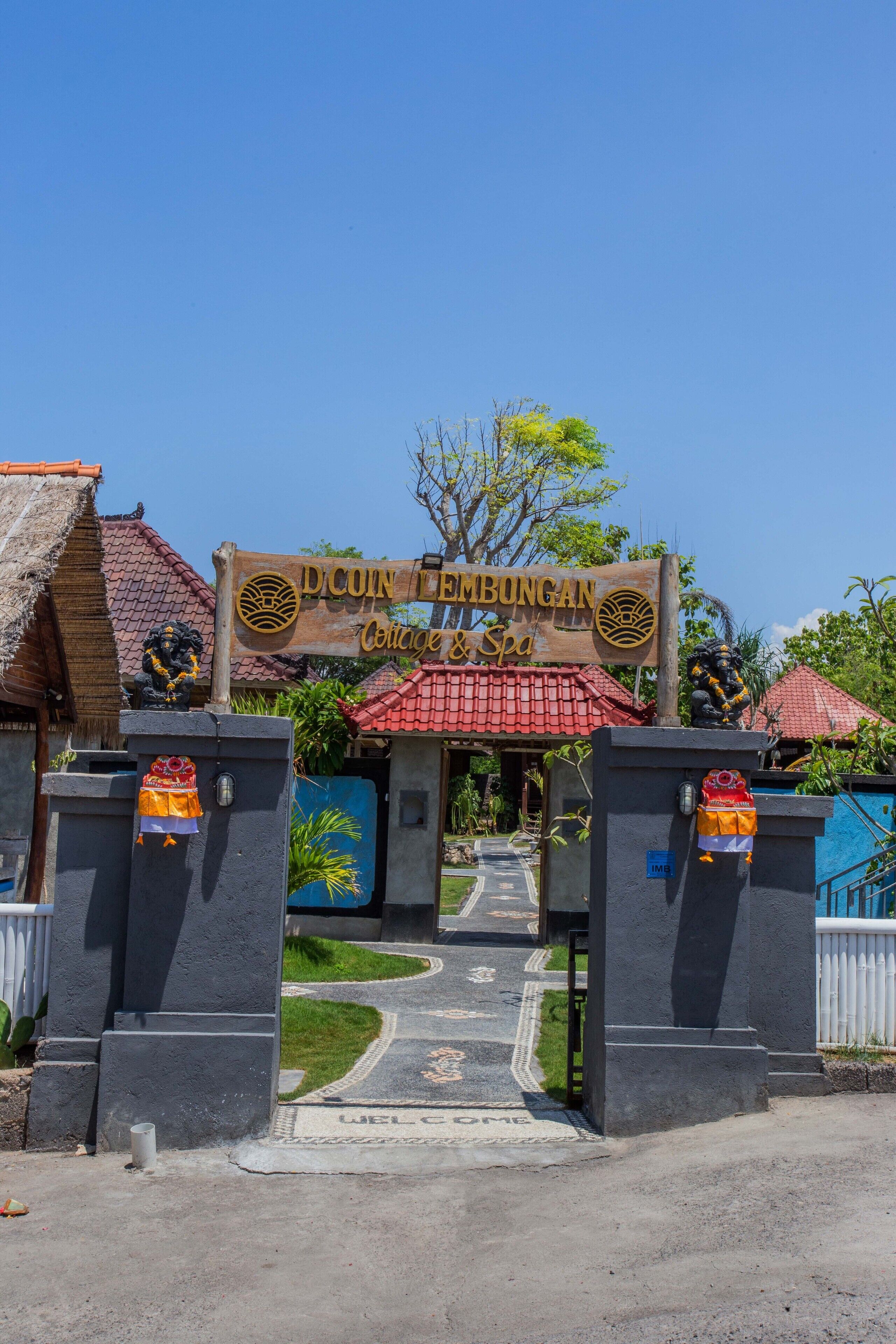 La entrada al Dcoin Lebonganan Resort & Spa, con un camino despejado hacia el edificio principal.