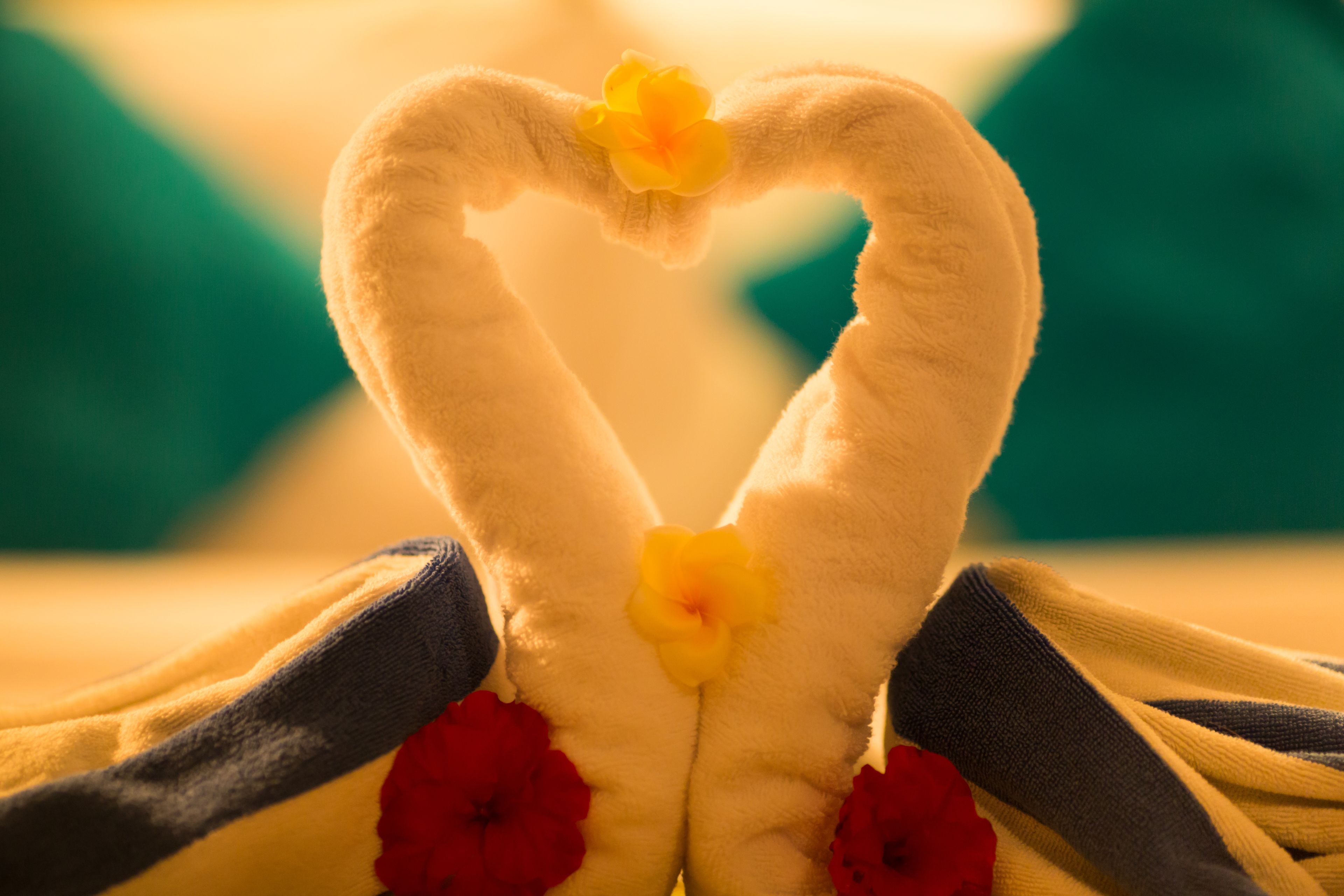 Une composition en forme de cœur, réalisée avec du tissu et des fleurs.