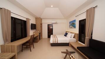 Minibar, caja de seguridad en la habitación y decoración personalizada