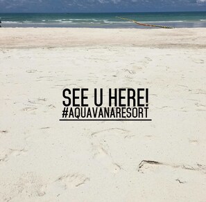 On the beach, white sand, beach towels - Aquavana Haad Rin Resort (Ko Pha-ngan)