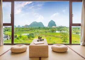 飘窗观景大床房带SPA浴缸 | 埃及棉床单、高档床上用品、加厚床垫、办公桌