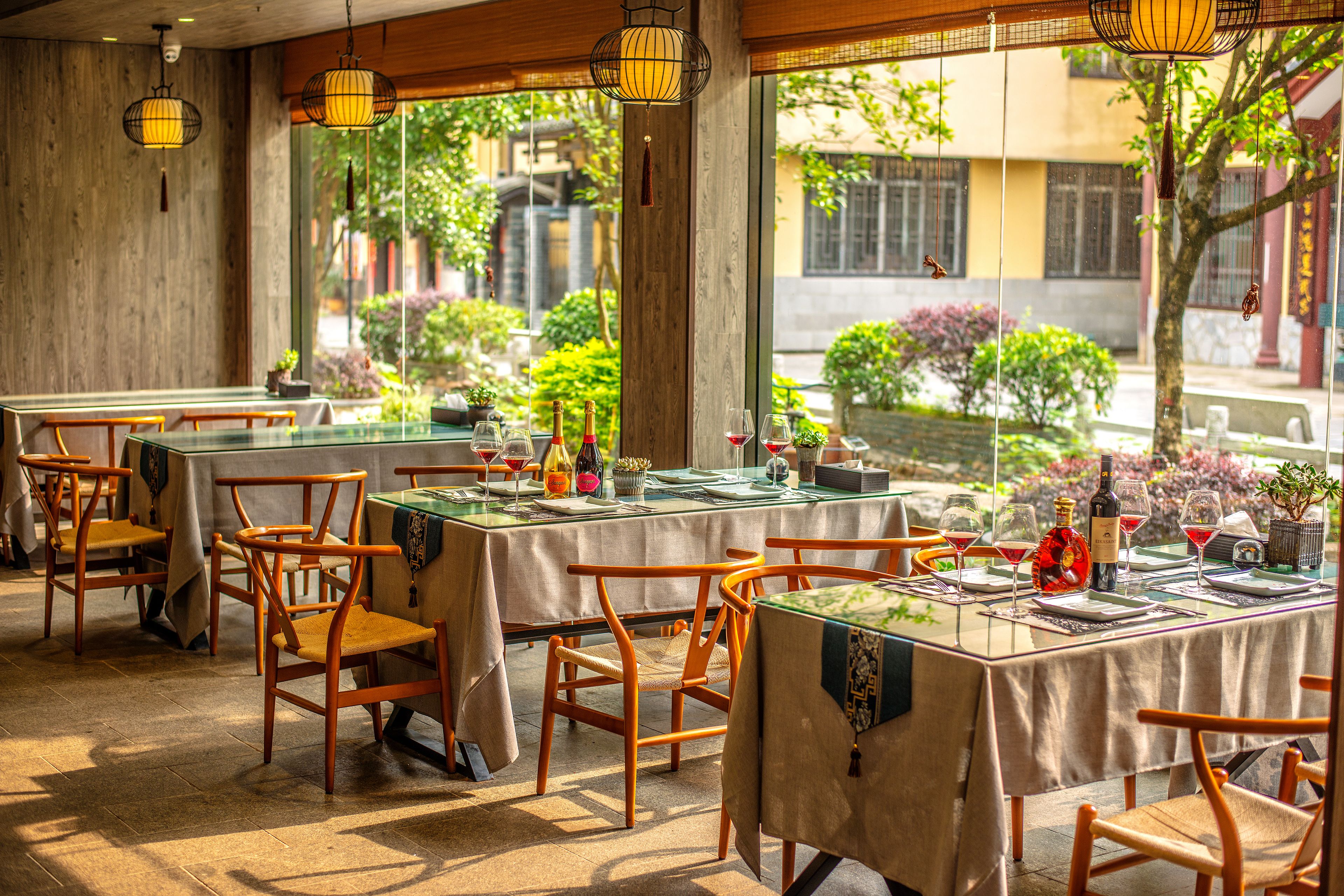 breakfast, lunch, dinner served; chinese cuisine