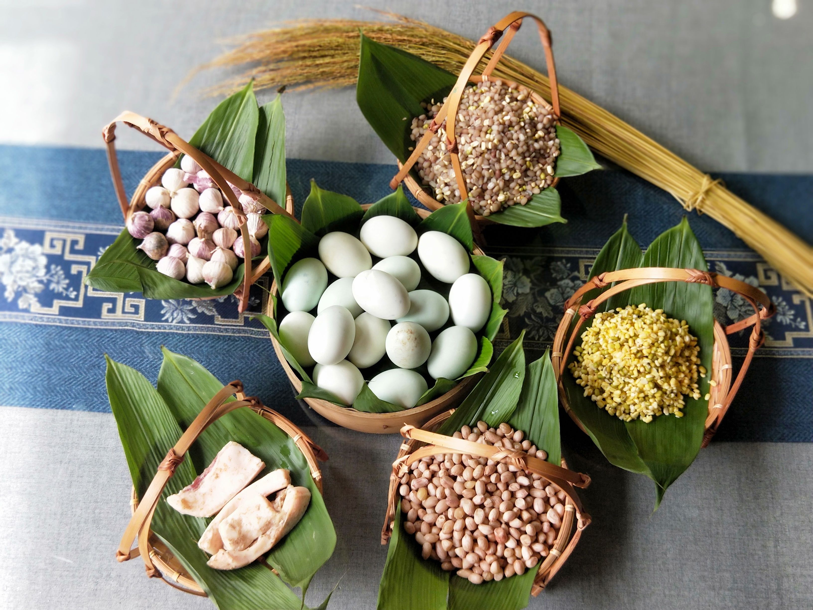 breakfast, lunch, dinner served; chinese cuisine