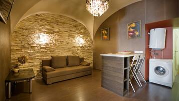 Comfort-Apartment, 1 Queen-Bett und Schlafsofa, Stadtblick | Wohnbereich | Flachbildfernseher