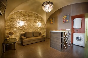 Comfort-Apartment, 1 Queen-Bett und Schlafsofa, Stadtblick | Wohnbereich | Flachbildfernseher